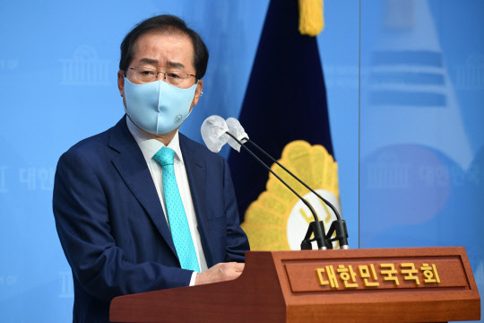 지난 5월10일 홍준표 무소속 의원이 서울 여의도 국회 소통관에서 국민의힘에 복당을 신청하겠다고 밝히고 있다.[사진=연합뉴스]